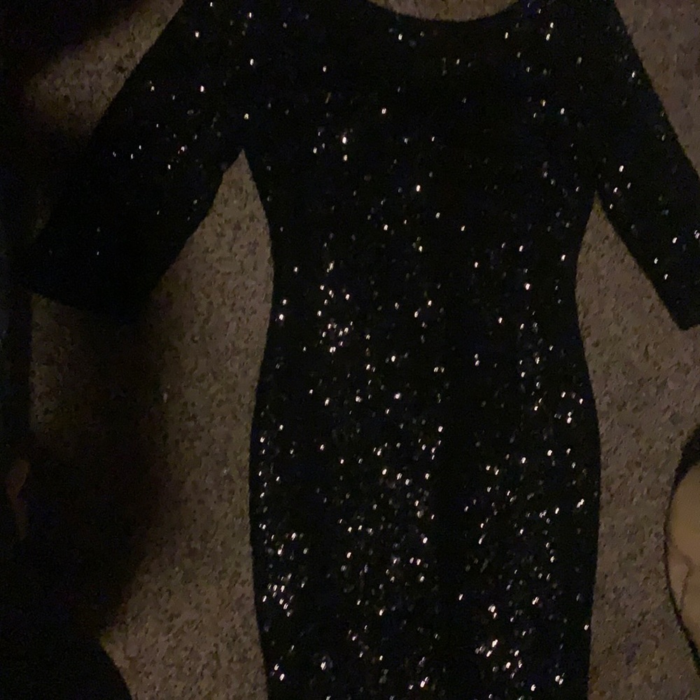 It’s a homecoming dress I got it from my aunt and didn’t know much about it